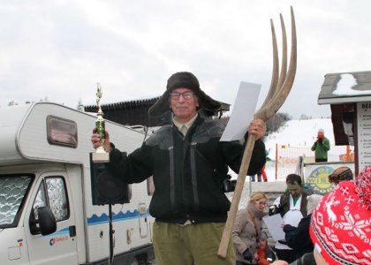 Najstarszy uczestnik z drewnianymi widłami, które służyły do jazdy